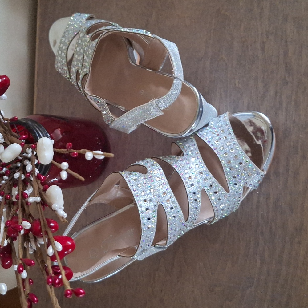 NWT Elegant Silver Strappy Women's Shoes Size 10 - Picture 10 of 16
